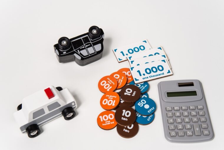 車のおもちゃと電卓とお金