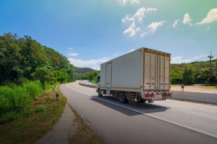 山道を走る箱型トラック