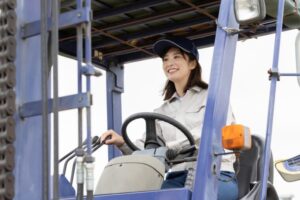 フォークリフトを操作する女性作業員