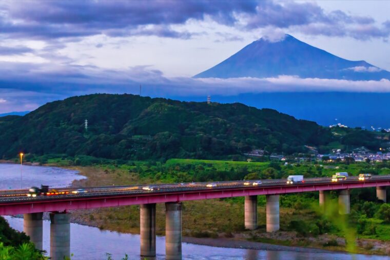 富士山と高速道路の橋を走るトラック