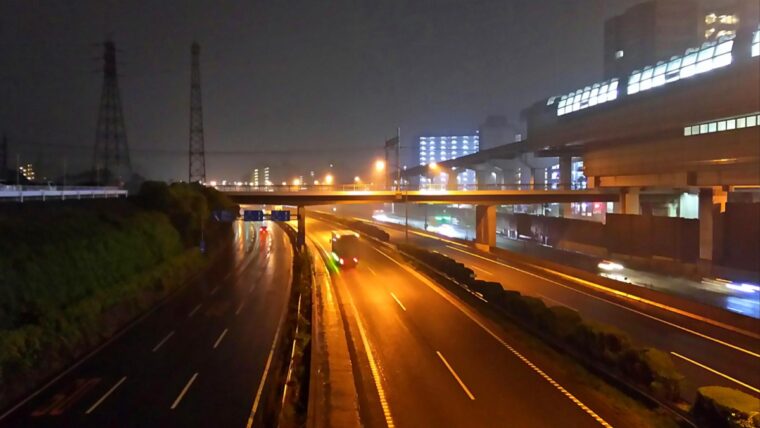 夜の高速道路