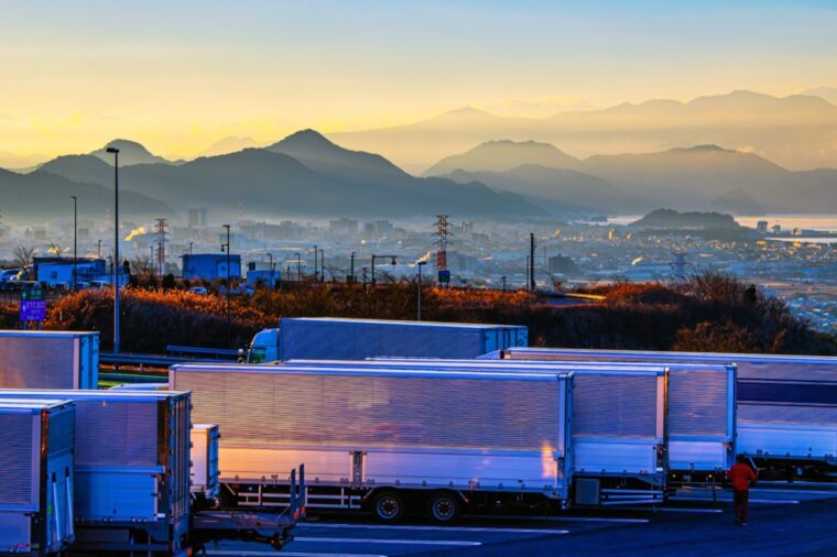 サービスエリア駐車場のトラックと朝焼け