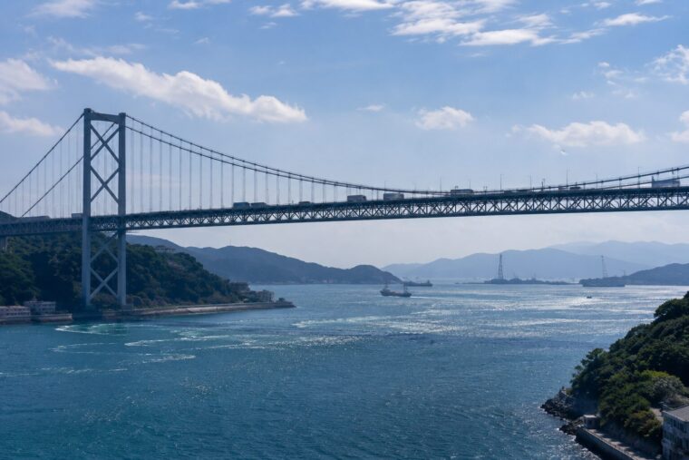 海から見た関門橋