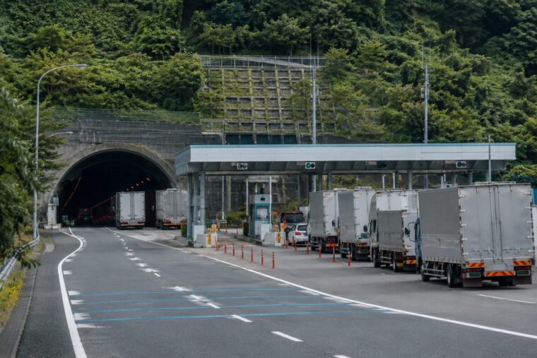 関門トンネル入口の料金所と通過するトラック